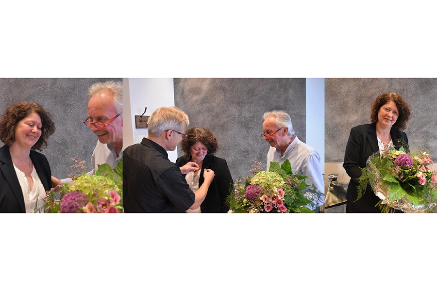 Bild Übergabe der Präsidentennadel von Dr. Ulrich Saerbeck an Sabine Halbfas, Blumenübergabe von Dr. Klaus Peterman